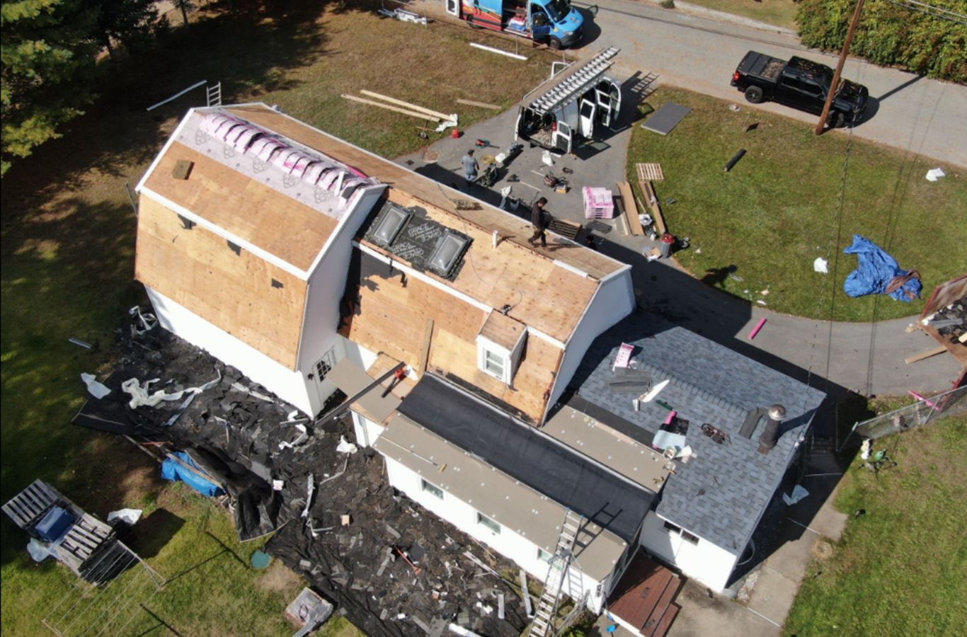 Un técnico de Mighty Dog Roofing of Greater Middlesex County realiza la reparación de techos en Westford, MA, utilizando materiales duraderos para una protección duradera.